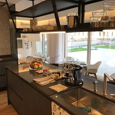 לינה וארוחת בוקר Myhome 75 Premium Luxury 4*